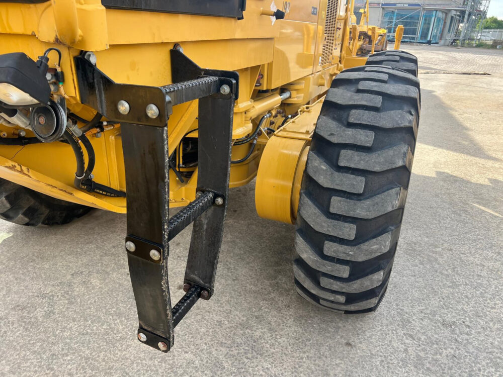 Caterpillar 140K grader