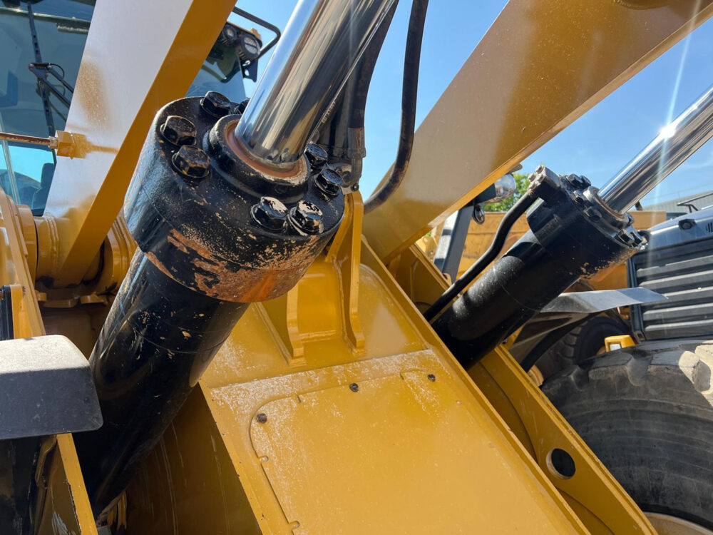 Caterpillar 966M wiellader