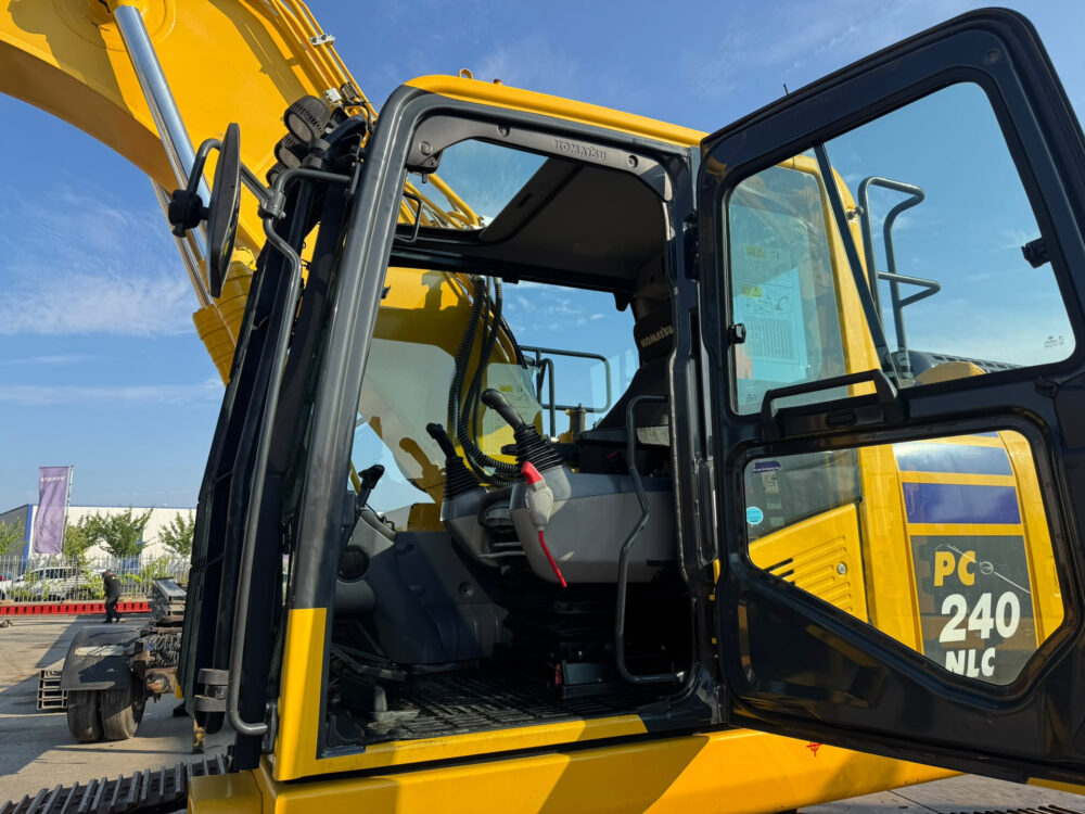 Komatsu PC 240 NLC-11 rupsgraafmachine