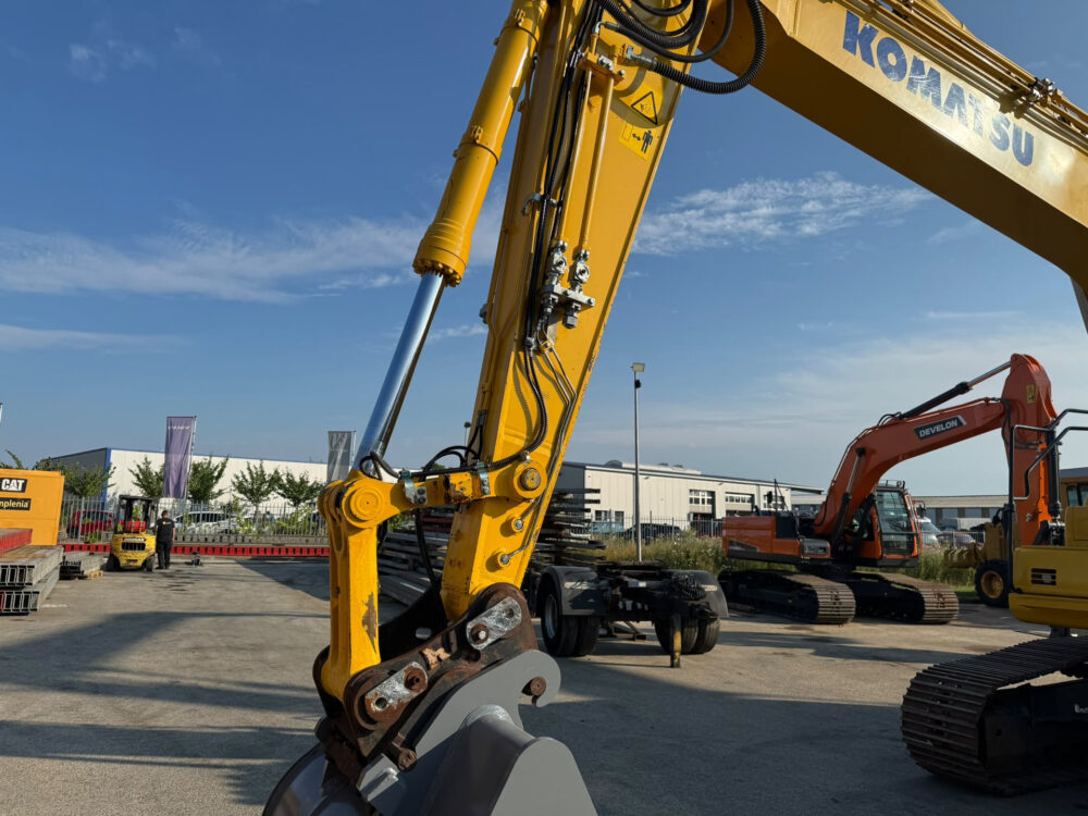 Komatsu PC 240 NLC-11 rupsgraafmachine