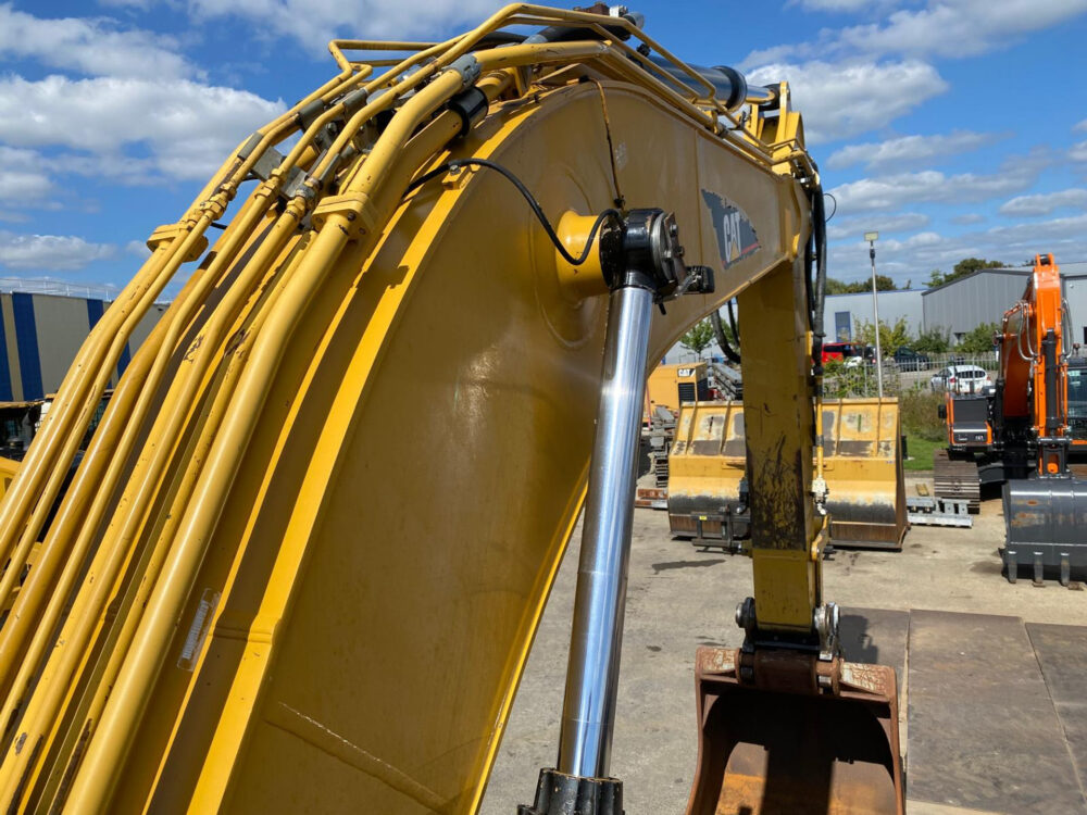 caterpillar-330-d-crawler-excavator