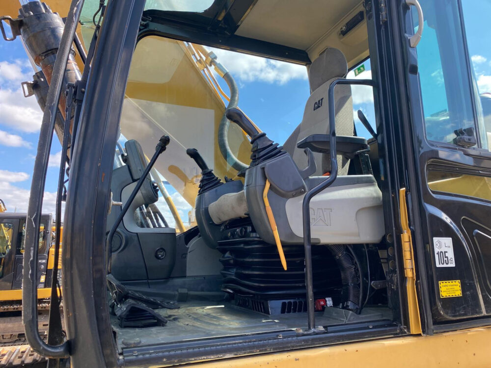 caterpillar-330-d-crawler-excavator