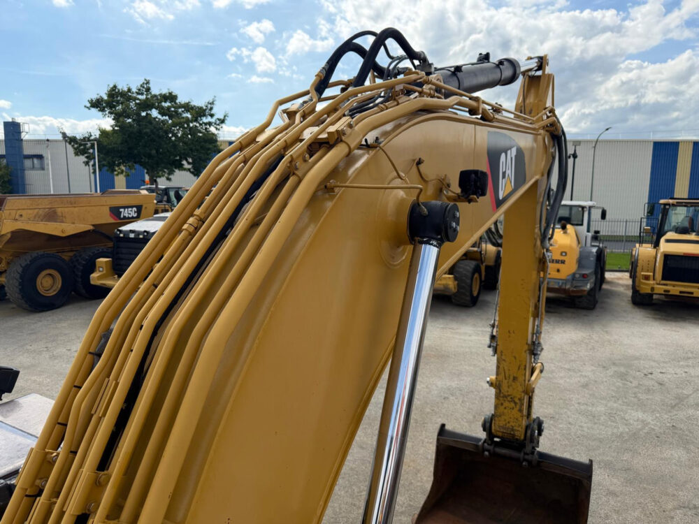 caterpillar-324-e-rupsgraafmachine-2