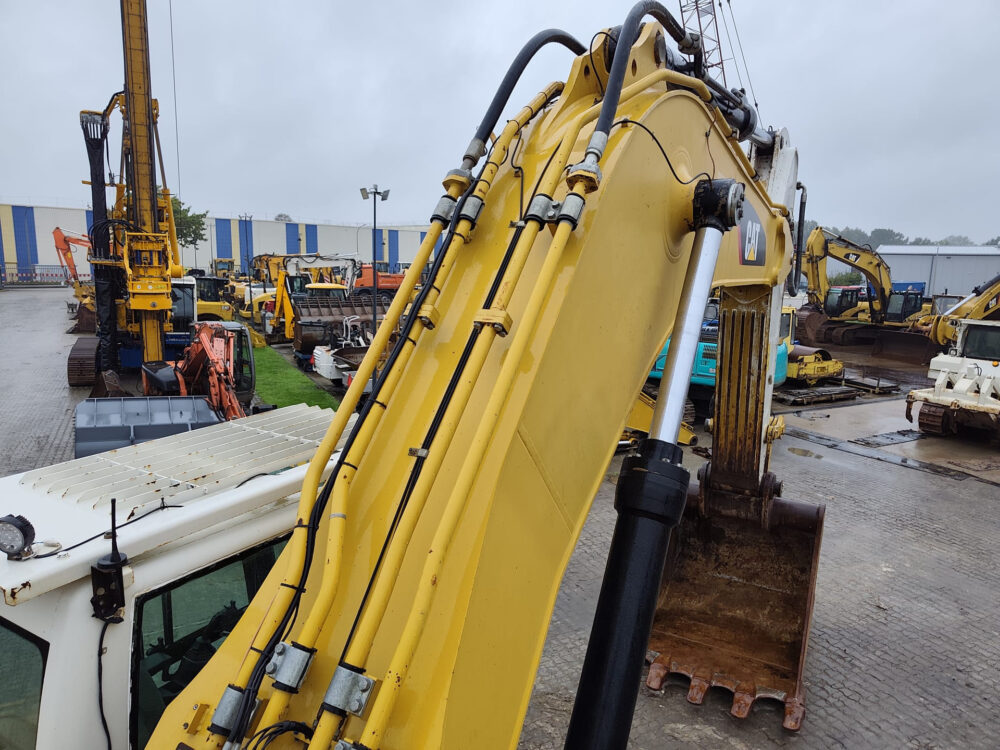caterpillar-374-d-rupsgraafmachine