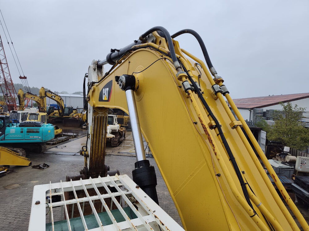 caterpillar-374-d-rupsgraafmachine