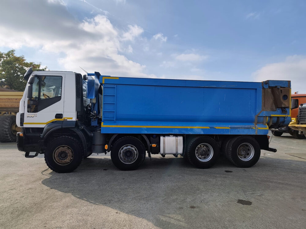 iveco-trakker-500-8x4-kipper-26-000km