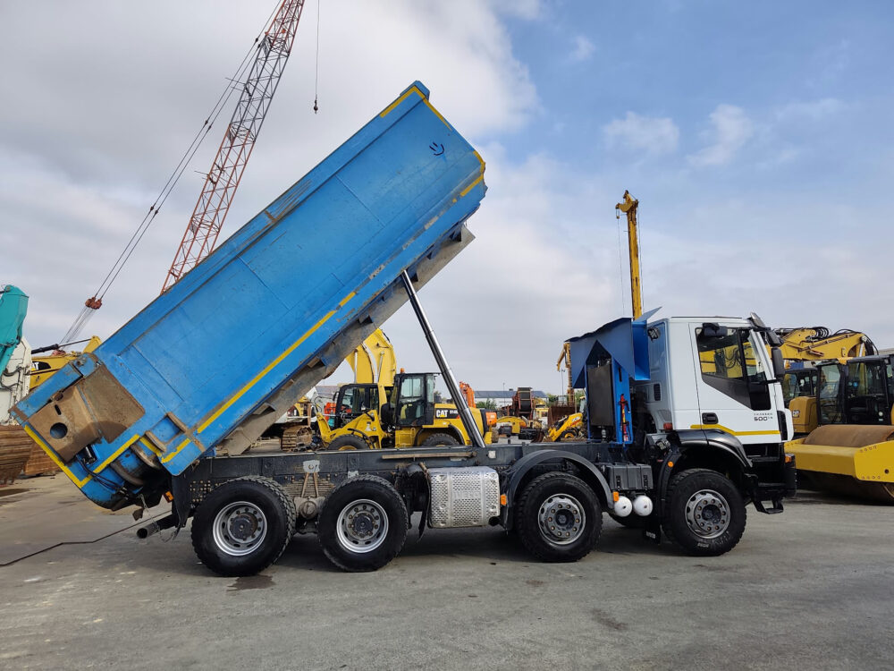iveco-trakker-500-8x4-kipper-26-000km