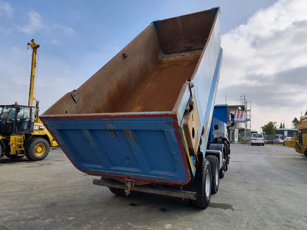 iveco-trakker-500-8x4-kipper-26-000km
