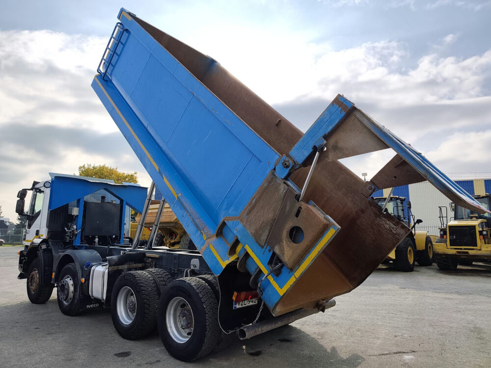iveco-trakker-500-8x4-kipper-26-000km