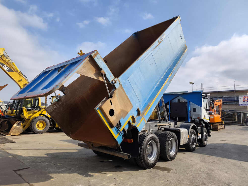 iveco-trakker-500-8x4-kipper-26-000km
