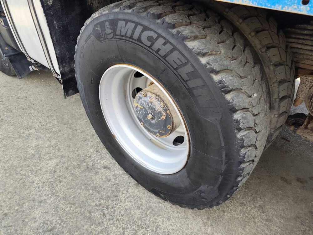 iveco-trakker-500-8x4-kipper-26-000km