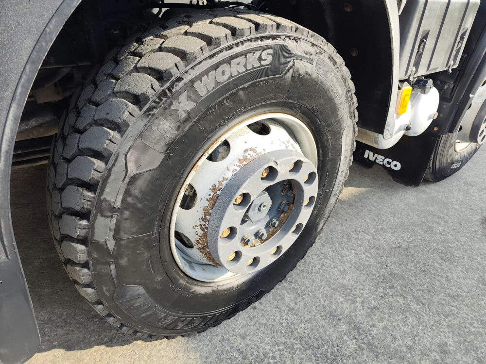 iveco-trakker-500-8x4-kipper-26-000km