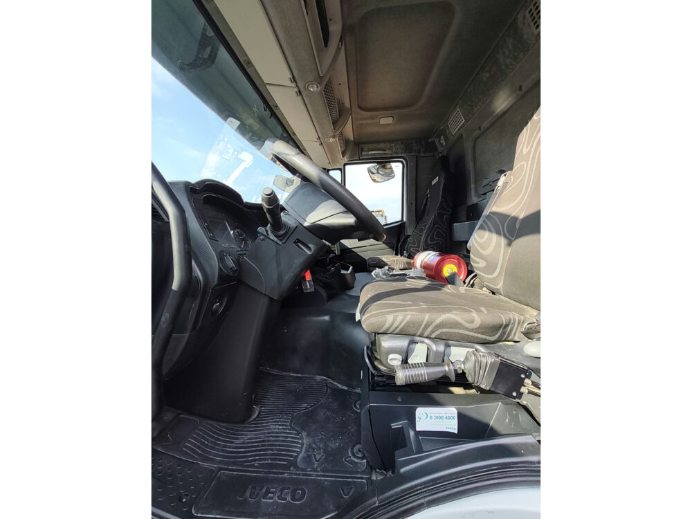 iveco-trakker-500-8x4-kipper-26-000km