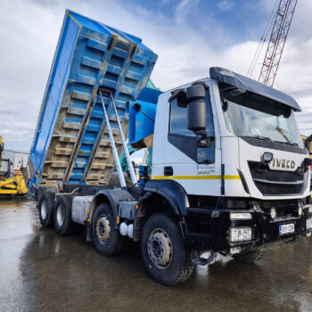 iveco-trakker-500-8x4-kipper-26-000km-6