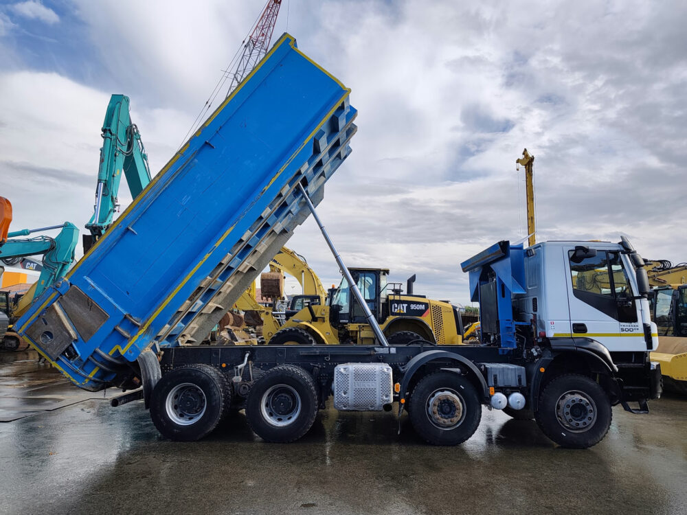 iveco-trakker-500-8x4-kipper-26-000km-6