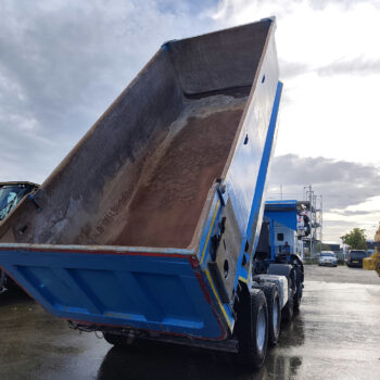 iveco-trakker-500-8x4-kipper-26-000km-6