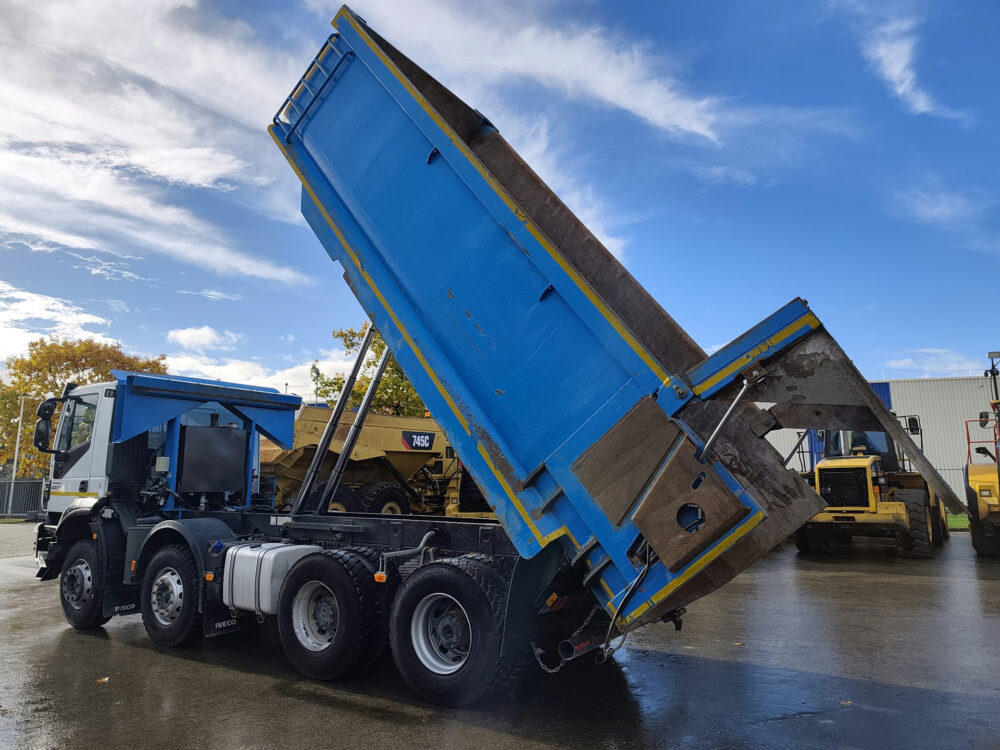 iveco-trakker-500-8x4-kipper-26-000km-6