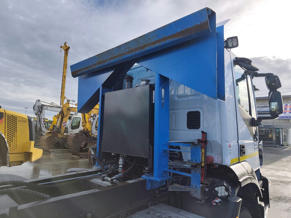 iveco-trakker-500-8x4-kipper-26-000km-6