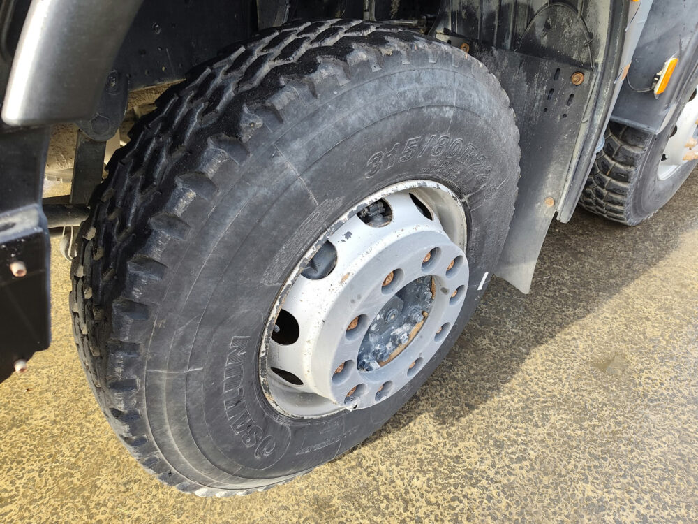 iveco-trakker-500-8x4-kipper-26-000km-6