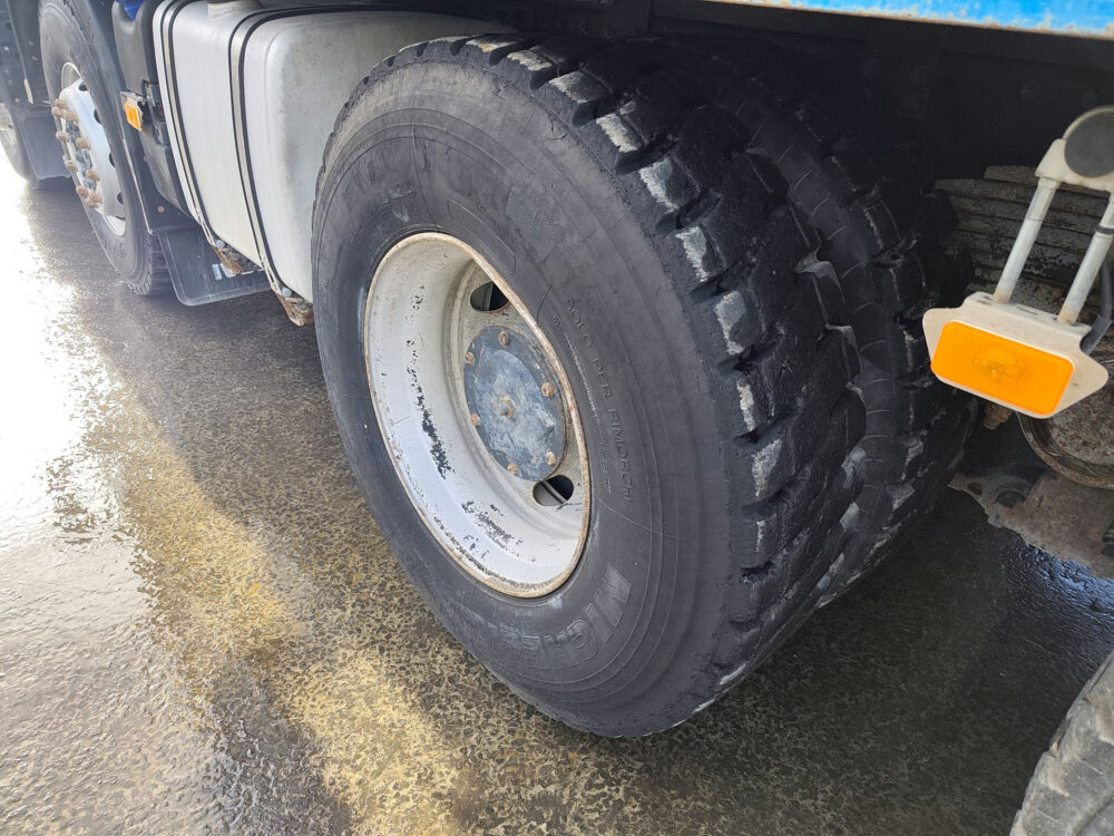 iveco-trakker-500-8x4-kipper-26-000km-6