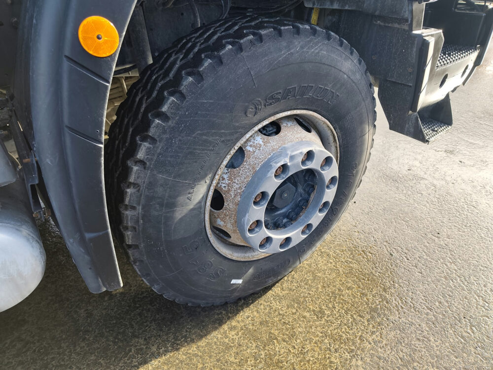iveco-trakker-500-8x4-kipper-26-000km-6