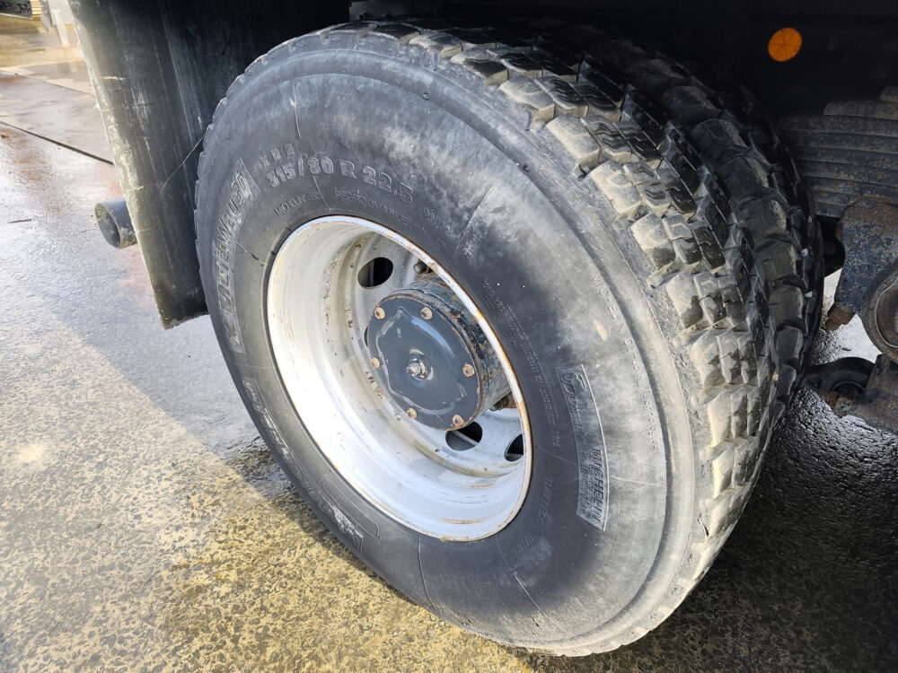 iveco-trakker-500-8x4-kipper-26-000km-6