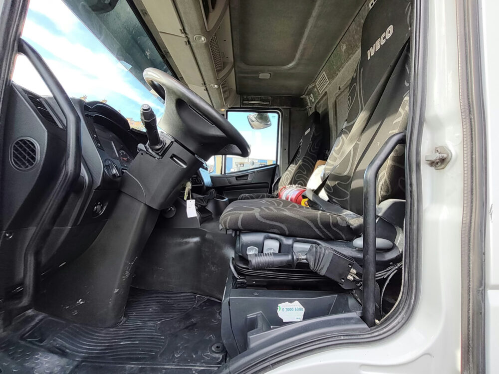 iveco-trakker-500-8x4-kipper-26-000km-6