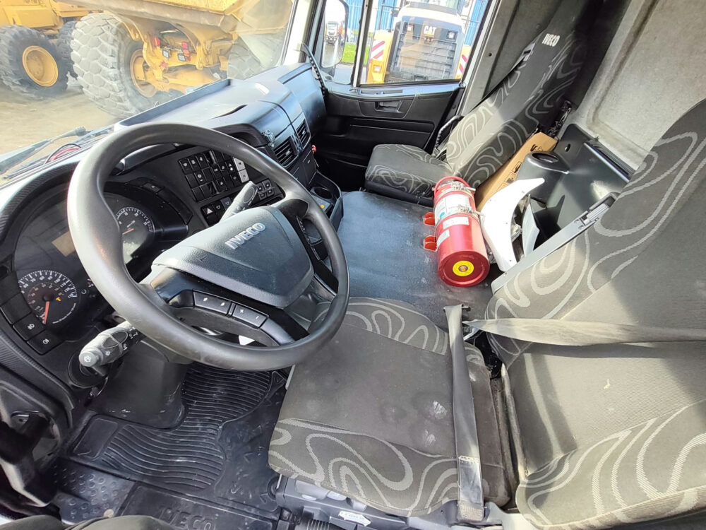 iveco-trakker-500-8x4-kipper-26-000km-6