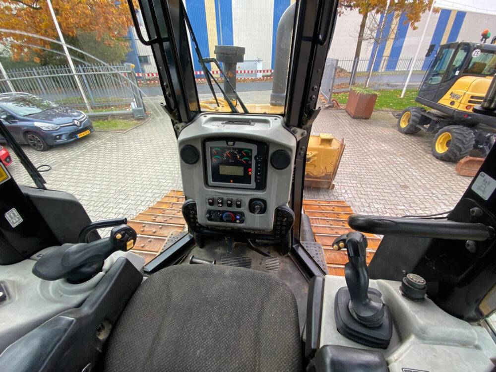 caterpillar-d6n-xl-bulldozer